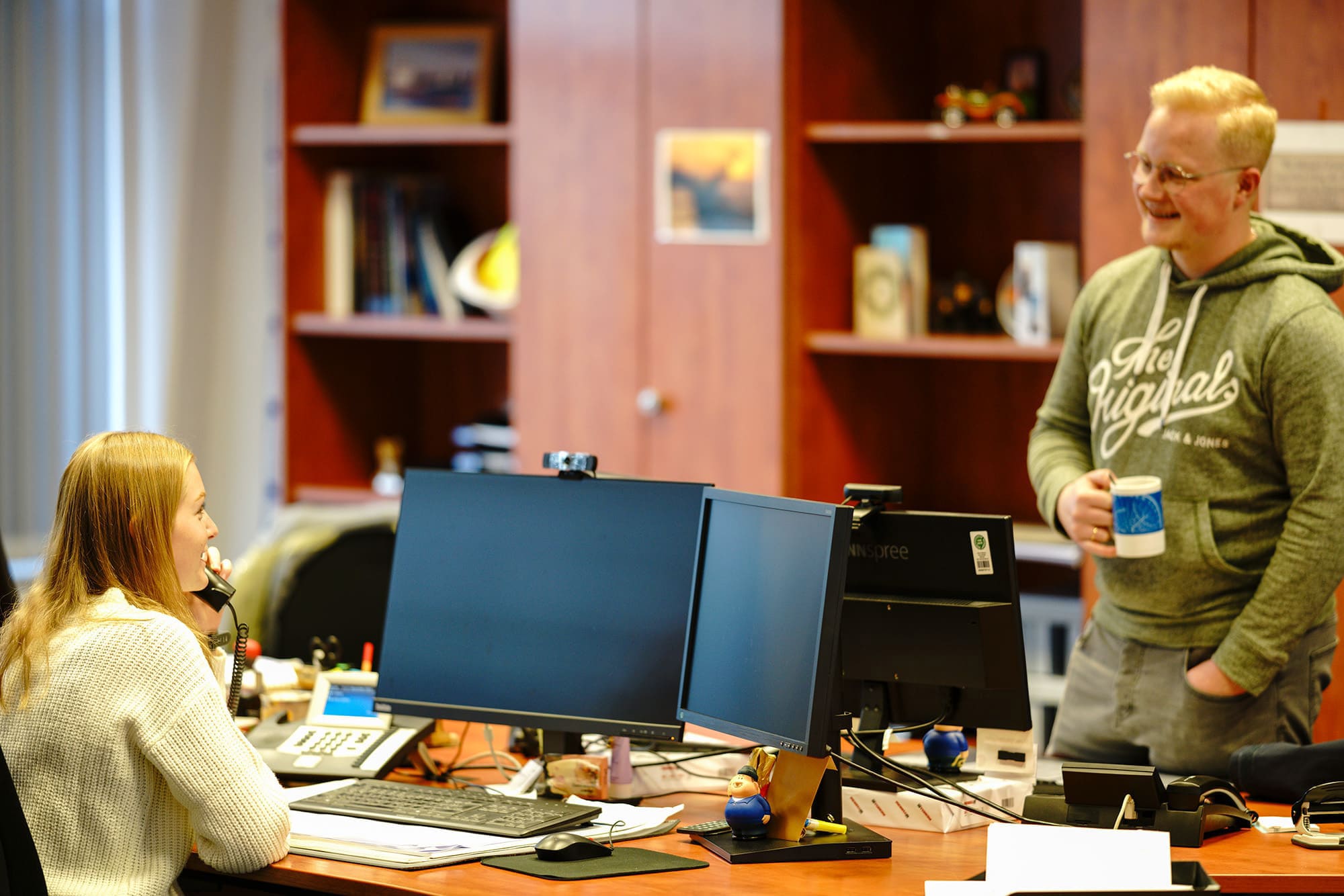 Maris und Max im Büro